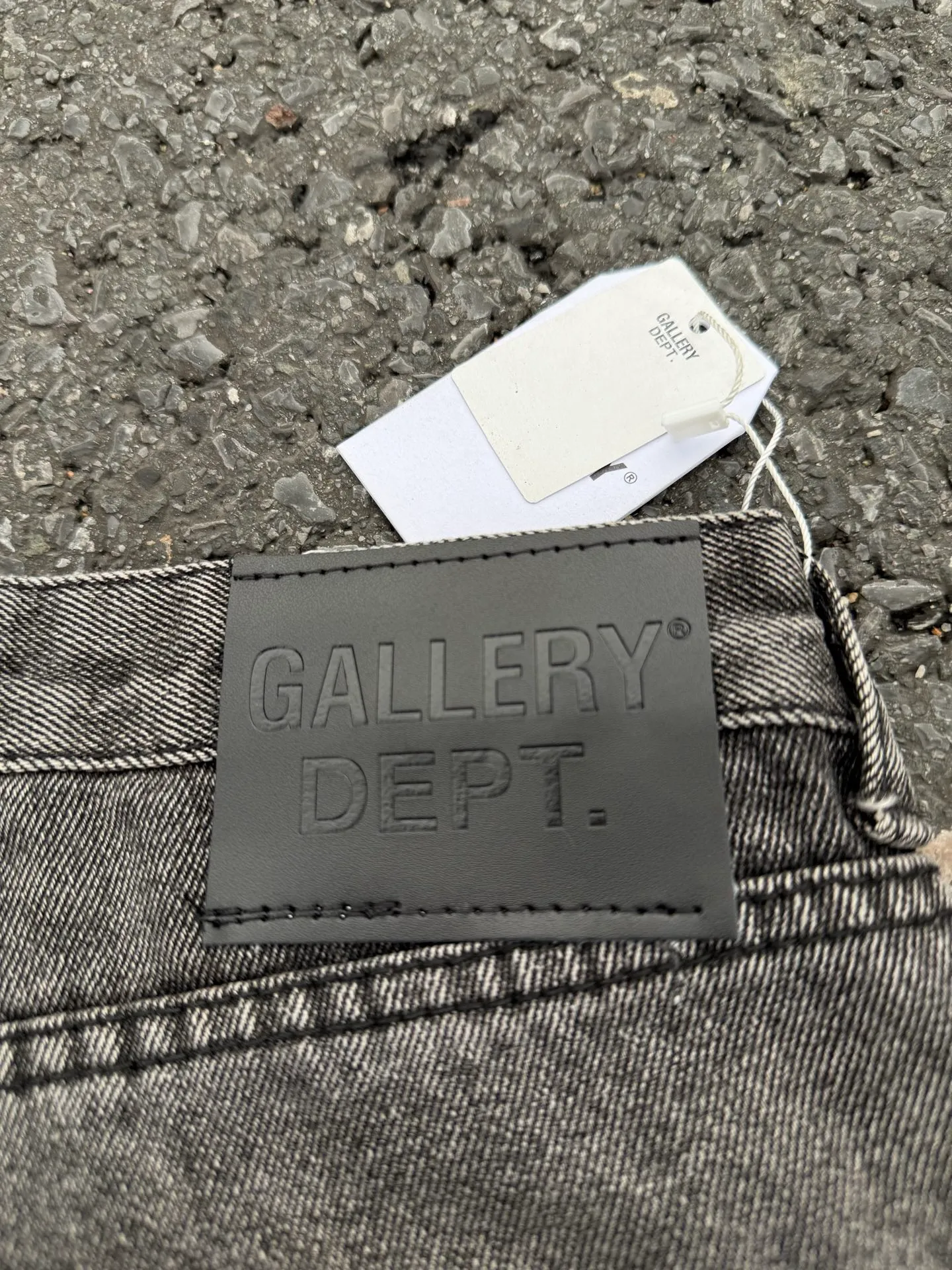 #8212 P246💰 GALLERY DEPT. LA Flared The first generation of Vintage spliced loose washed flared jeans - The original version is purchased and patterned to truly restore the ultimate texture of Vintage - The original hardware accessories, washed and other elevators, QR code analysis are all purchased from the original factory, high degree of restoration, you are welcome to compare with a certain product ~ - Three-dimensional version, loose and comfortable, not picky about the figure, taller and slimmer, factory Seiko, original factory quality control, same style for men and women, can be matched with couples Versatile recommendation: must-have jeans for all seasons - Sizes: 28 30 32 34 36